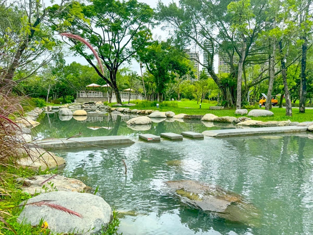 高雄免費玩水景點!森林系親水河道美翻,周邊逛美術館、藝術中心通通免門票 高雄免費玩水景點!森林系親水河道美翻,周邊逛美術館、藝術中心通通免門票