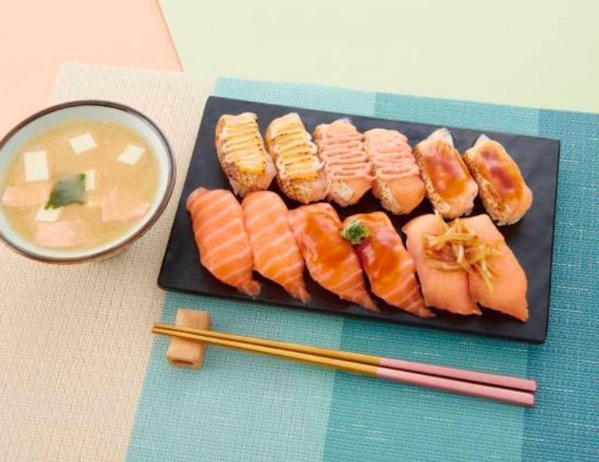 2品牌「鮭魚壽司買一送一」!1貫15元再送味噌湯,加碼海鮮丼買一送一 2品牌「鮭魚壽司買一送一」!1貫15元再送味噌湯,加碼海鮮丼買一送一