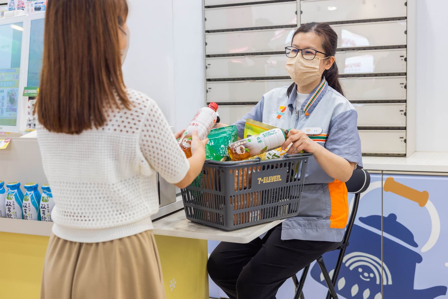 小七店員可以「坐著結帳」了!7-11首波導入「收銀結帳友善椅」、咖啡買2送2 小七店員可以「坐著結帳」了!7-11首波導入「收銀結帳友善椅」、咖啡買2送2
