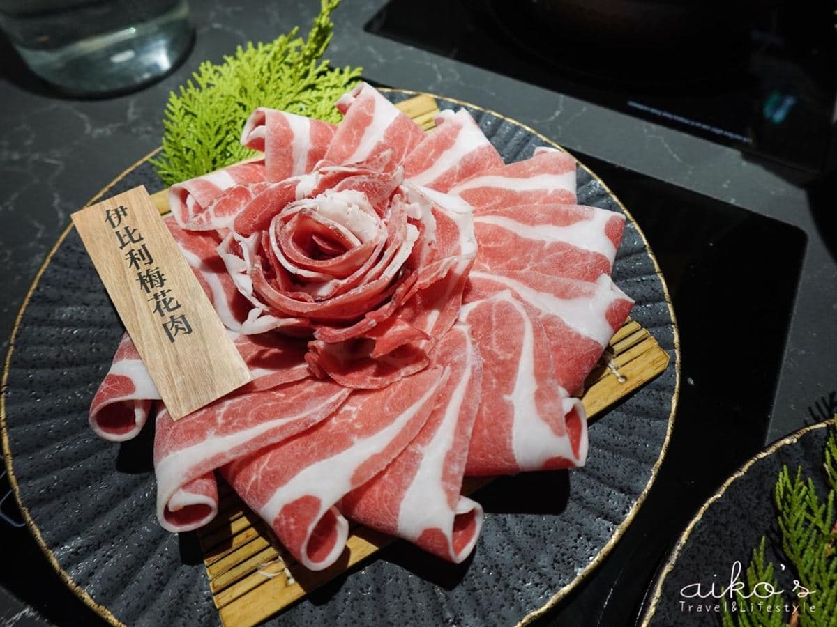 爽嗑高CP值牛小排!超美「日式火鍋」是這家,超澎派海鮮拼盤也要吃 爽嗑高CP值牛小排!超美「日式火鍋」是這家,超澎派海鮮拼盤也要吃