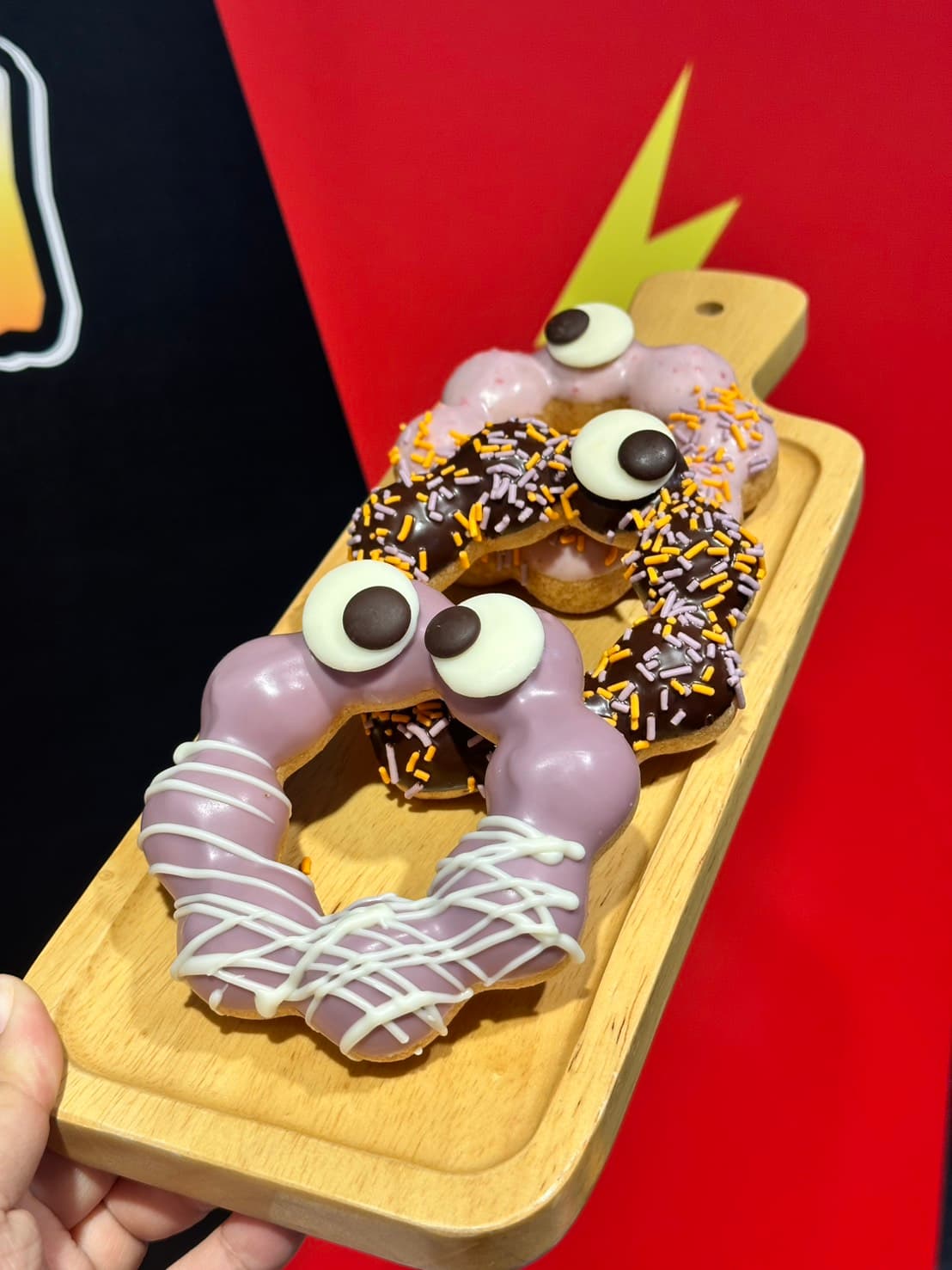 萬聖吃雷神甜甜圈!「Mister Donutx雷神巧克力」聯名登場,買6送2、飲品半價 萬聖吃雷神甜甜圈!「Mister Donutx雷神巧克力」聯名登場,買6送2、飲品半價