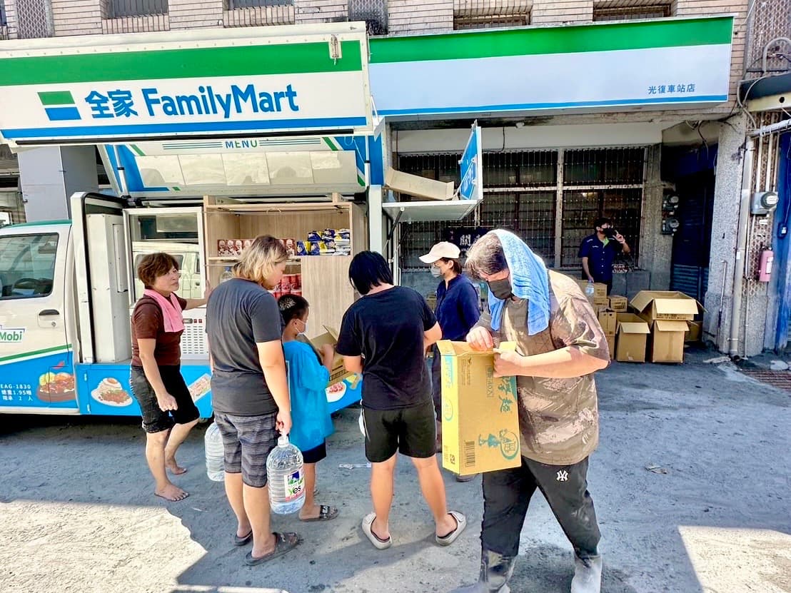 4超商「花蓮賑災」捐款步驟一次看!7-11、全家行動車+千份物資抵災區 4超商「花蓮賑災」捐款步驟一次看!7-11、全家行動車+千份物資抵災區