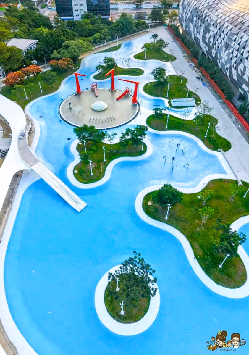 夏天就是要玩水!北中南10個「人氣玩水景點、免費公園」開放戲水時間一次看 高雄最大免費水樂園回歸!星光水岸公園重新開放,嗨玩氣墊樂園、逛美食市集