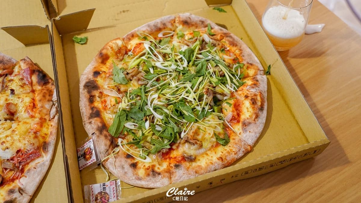 沒有固定地點!「神出鬼沒」攤車美食,內行人都在追這10台 自製鹹豬肉披薩加入鮮豬肉、蒜苗、洋蔥等配料。(圖片來源:C妞日記|Claire‘s Diary)