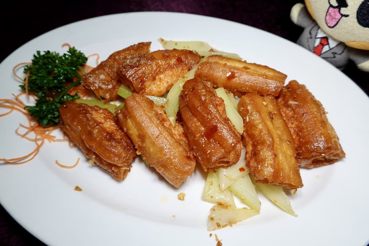 讓人魂縈夢牽的煲仔飯?預訂才吃得到!這間港式菜館,吸引饕客回訪超過100次 新華港式菜館推薦必點1:XO醬百花油條
