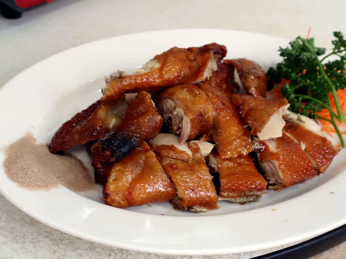 讓人魂縈夢牽的煲仔飯?預訂才吃得到!這間港式菜館,吸引饕客回訪超過100次 新華港式菜館推薦必點3:脆皮雞