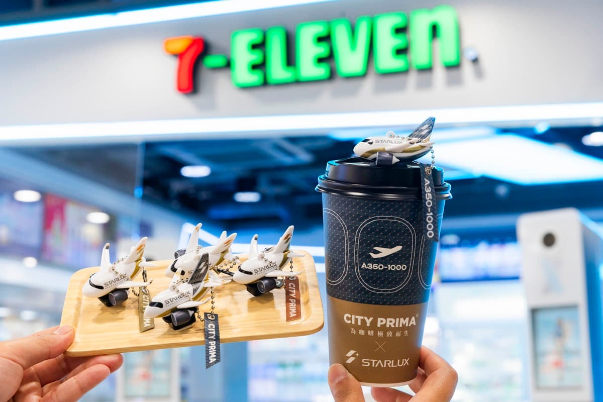 小七「飛機造型杯塞」只要9元!星宇航空集點、咖啡半價,加碼喝熱罐飲新品 小七「飛機造型杯塞」只要9元!星宇航空集點、咖啡半價,加碼喝熱罐飲新品