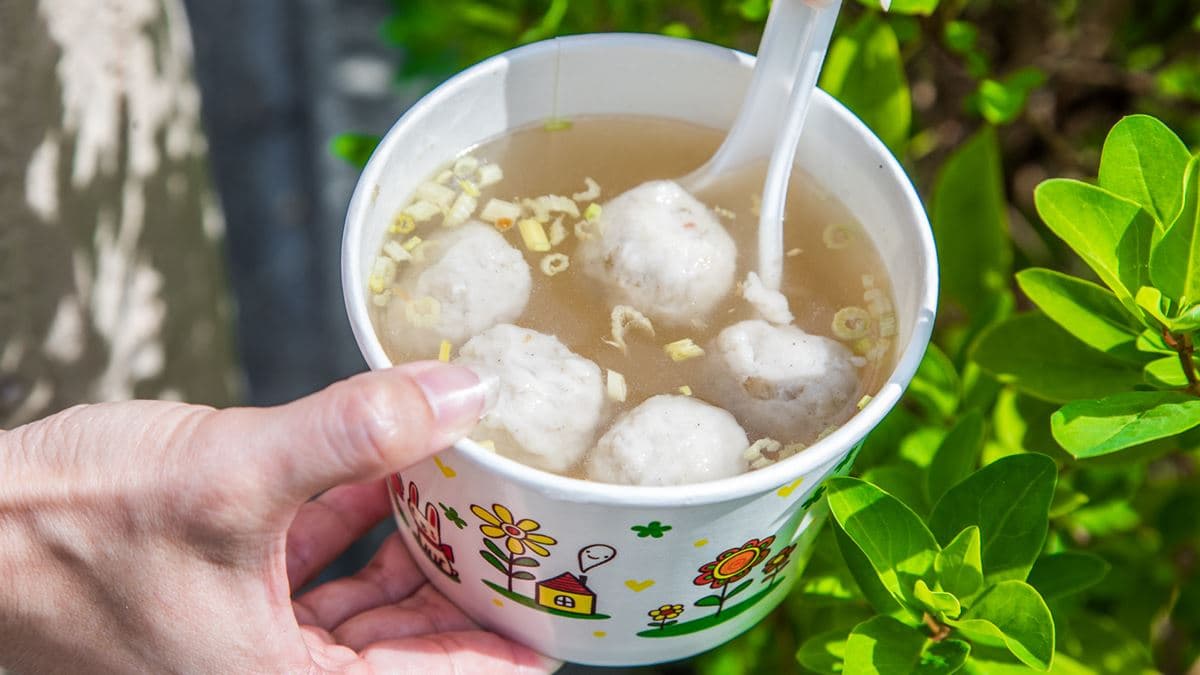 在地人真的都吃這些?不走觀光客路線,「早餐到下午茶」無名美食曝光 魚丸湯的湯頭是鮮甜的大骨湯頭,是油飯的絕配!(圖片來源:大手牽小手。玩樂趣)
