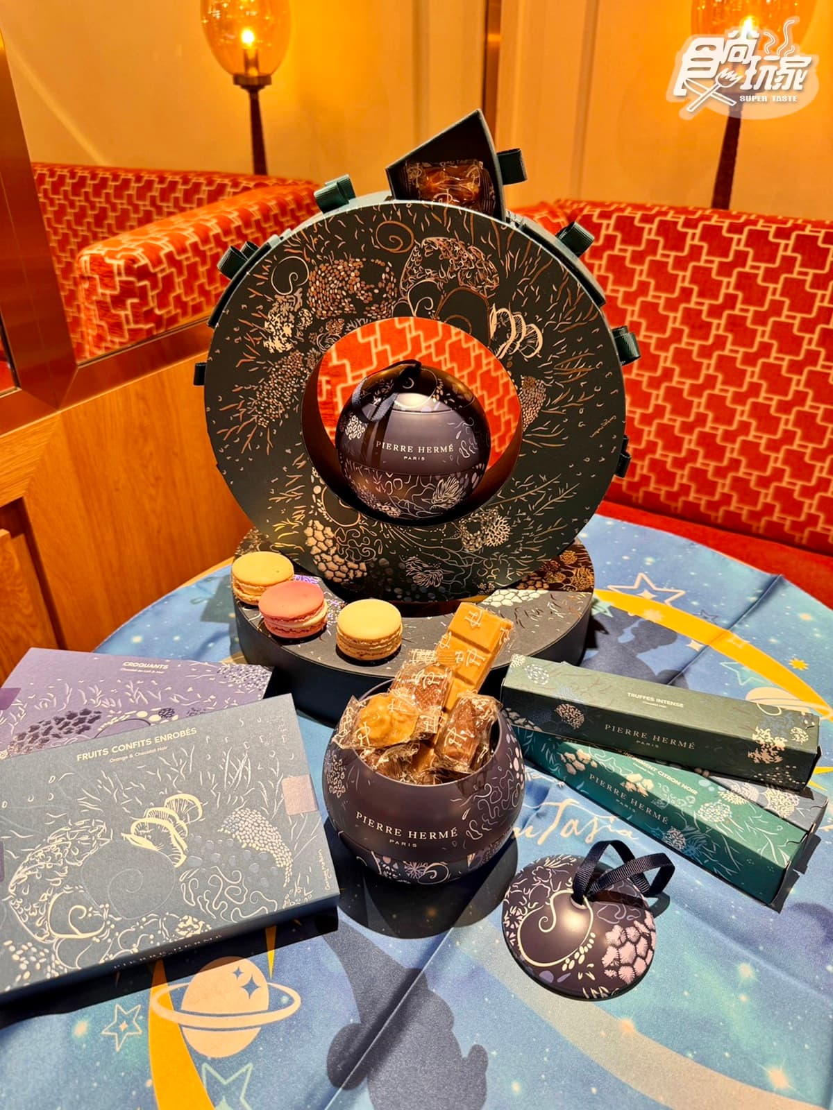 米奇粉快入手!迪士尼「聖誕馬卡龍禮盒」搭絲巾美翻,加碼住房送小甜點禮盒 米奇粉快入手!迪士尼「聖誕馬卡龍禮盒」搭絲巾美翻,加碼住房送小甜點禮盒