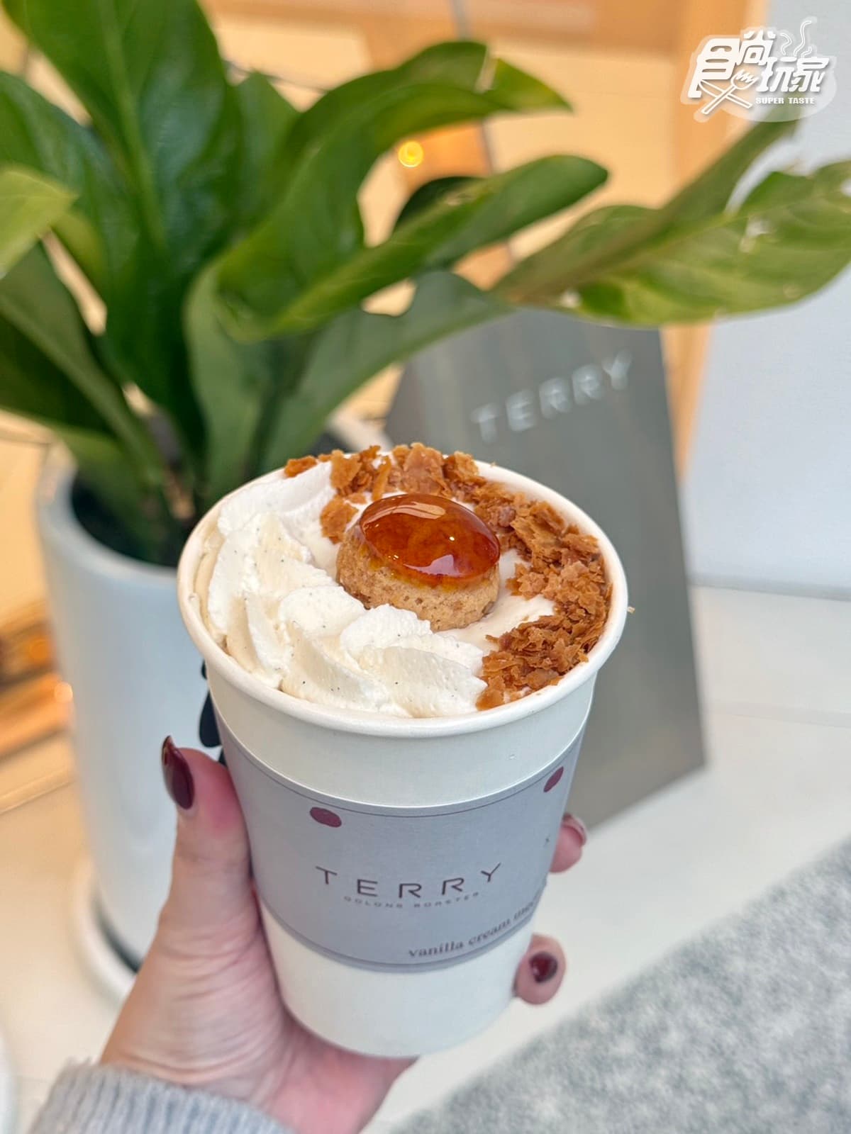 聖誕最美茶飲!週末限定「聖多諾黑紅寶石拿鐵」3階段喝,TWG首間外帶店買一送一 聖誕最美茶飲!週末限定「聖多諾黑紅寶石拿鐵」3階段喝,TWG首間外帶店買一送一