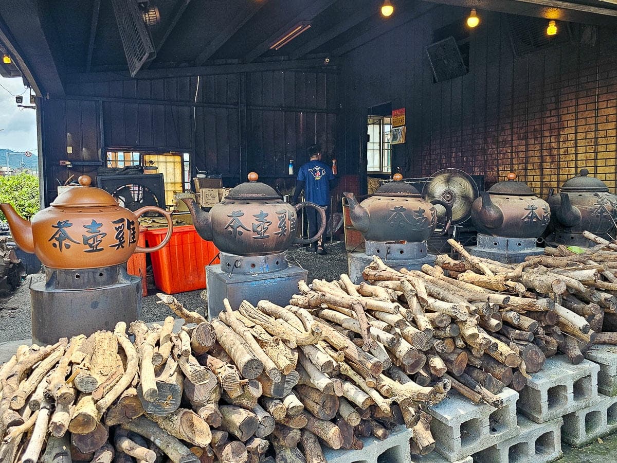 巨型茶壺雞太吸睛!白河關子嶺8間甕仔雞:地瓜、雞油飯吃到飽,還可泡泥漿湯屋 巨型茶壺雞太吸睛!白河關子嶺8間甕仔雞:地瓜、雞油飯吃到飽,還可泡泥漿湯屋