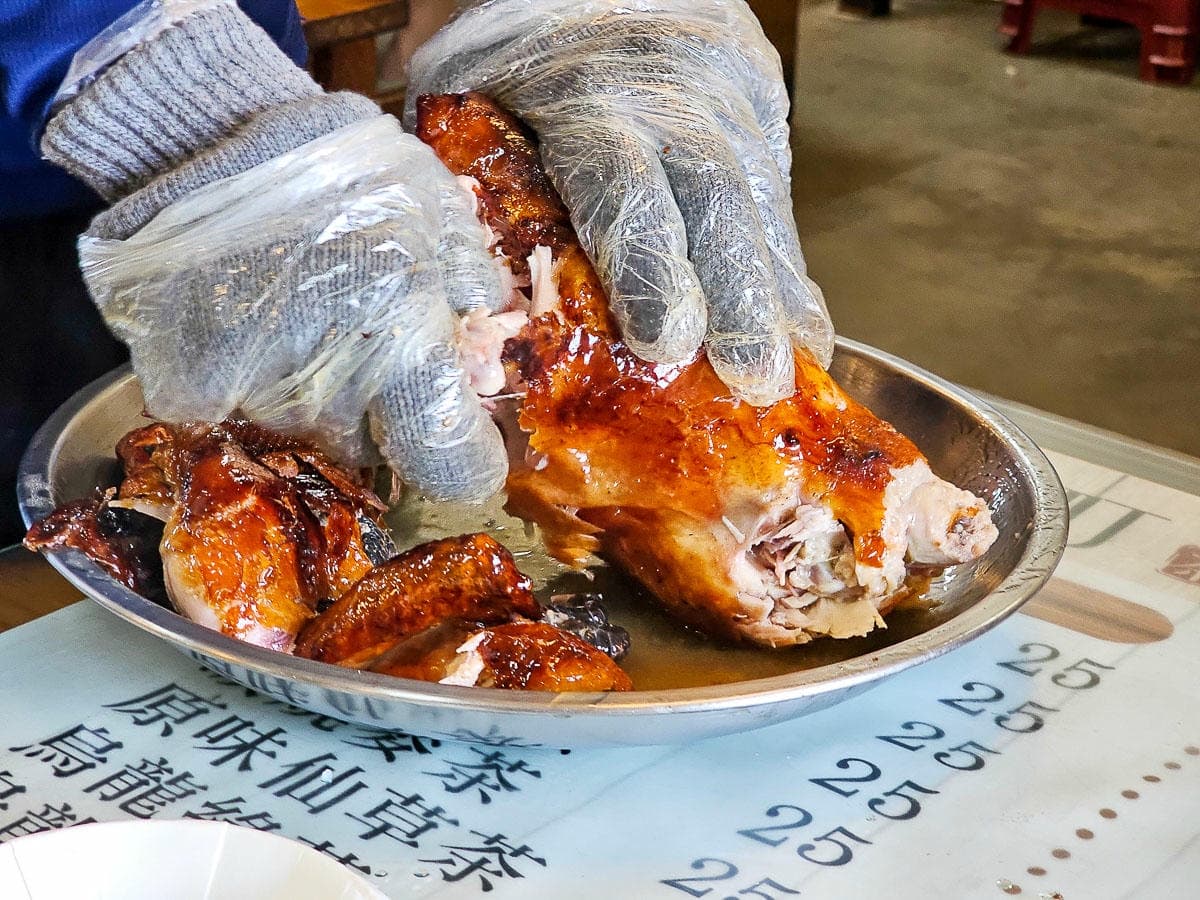 巨型茶壺雞太吸睛!白河關子嶺8間甕仔雞:地瓜、雞油飯吃到飽,還可泡泥漿湯屋 巨型茶壺雞太吸睛!白河關子嶺8間甕仔雞:地瓜、雞油飯吃到飽,還可泡泥漿湯屋