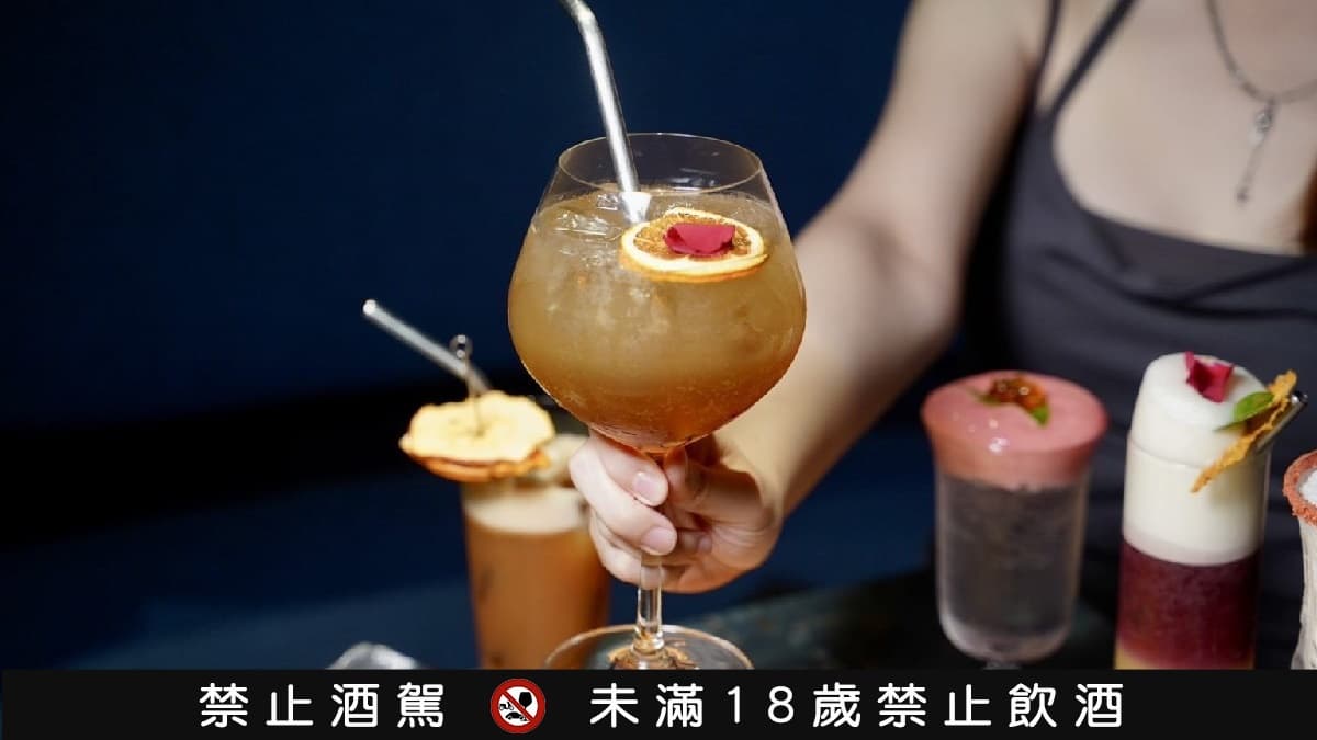 滿500送450!台北最狂酒吧300款琴酒任選,神人級必挑戰「巨大版長島冰茶」 滿500送450!台北最狂酒吧300款琴酒任選,神人級必挑戰「巨大版長島冰茶」