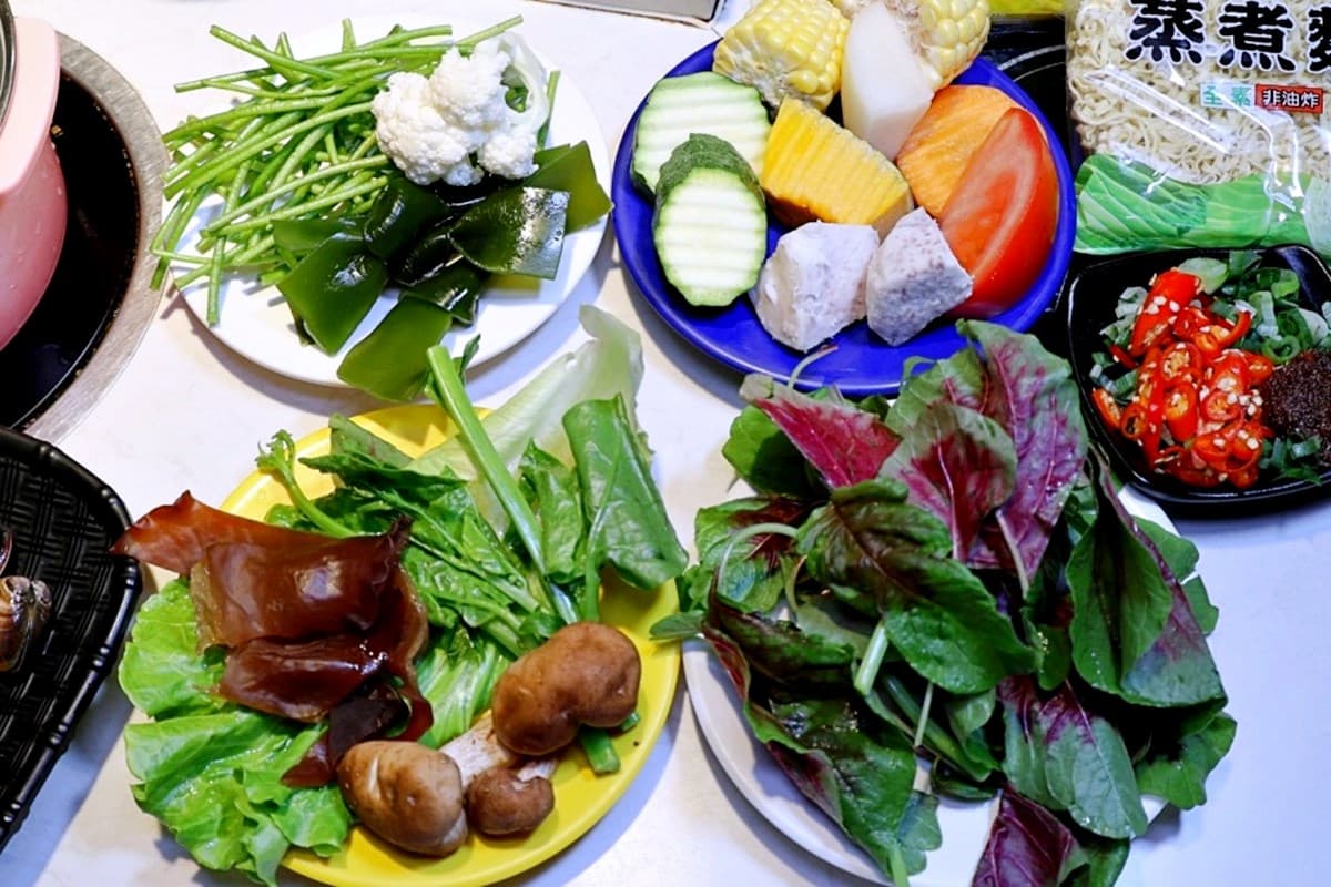 全台首間「草莓糖葫蘆」吃到飽!299元起火鍋+60款自助吧暢吃,熟食任夾 全台首間「草莓糖葫蘆」吃到飽!299元起火鍋+60款自助吧暢吃,熟食任夾