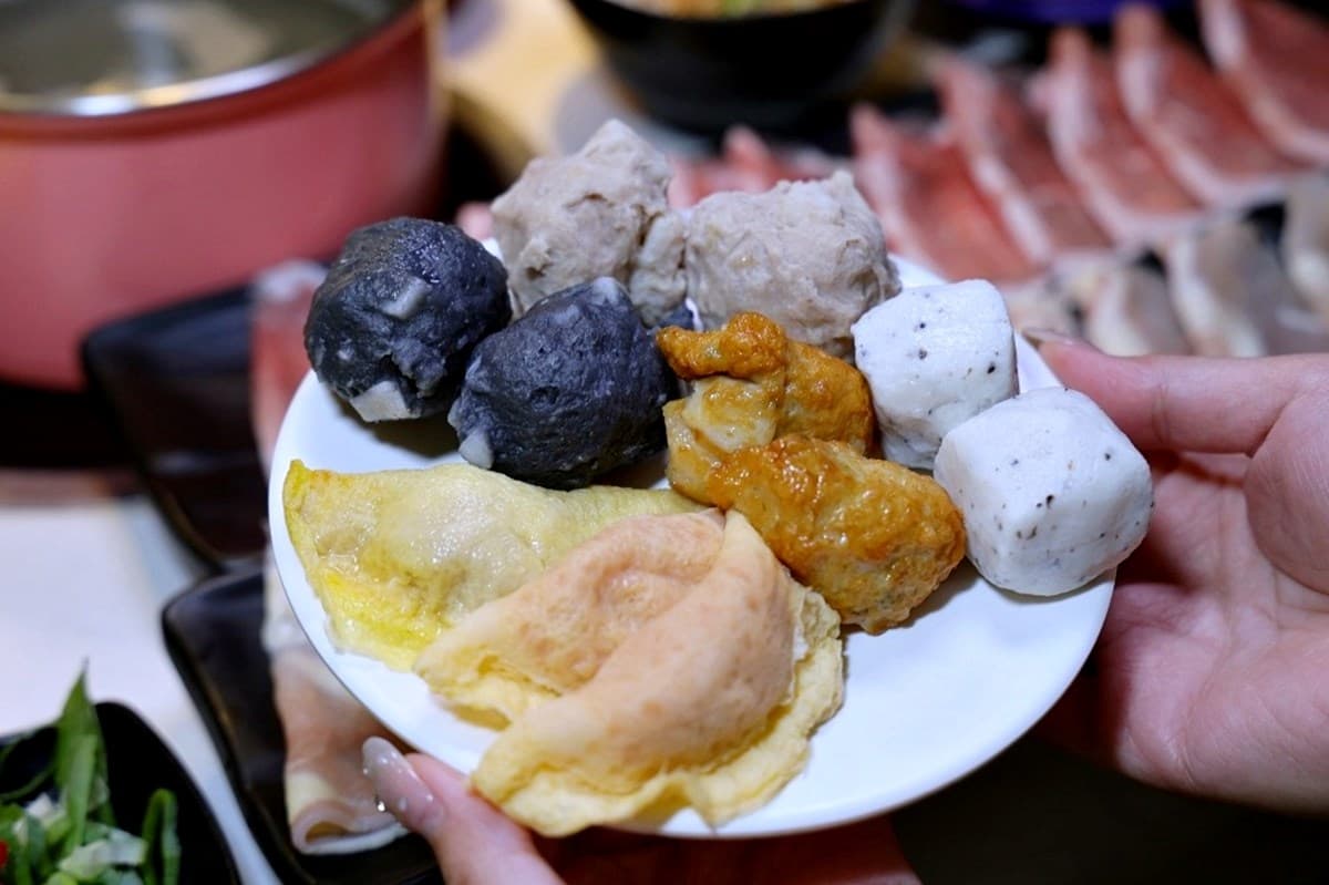 全台首間「草莓糖葫蘆」吃到飽!299元起火鍋+60款自助吧暢吃,熟食任夾 全台首間「草莓糖葫蘆」吃到飽!299元起火鍋+60款自助吧暢吃,熟食任夾