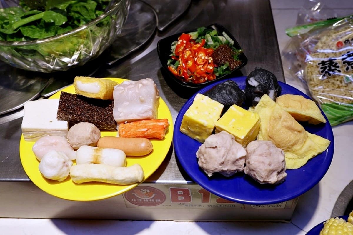 全台首間「草莓糖葫蘆」吃到飽!299元起火鍋+60款自助吧暢吃,熟食任夾 全台首間「草莓糖葫蘆」吃到飽!299元起火鍋+60款自助吧暢吃,熟食任夾