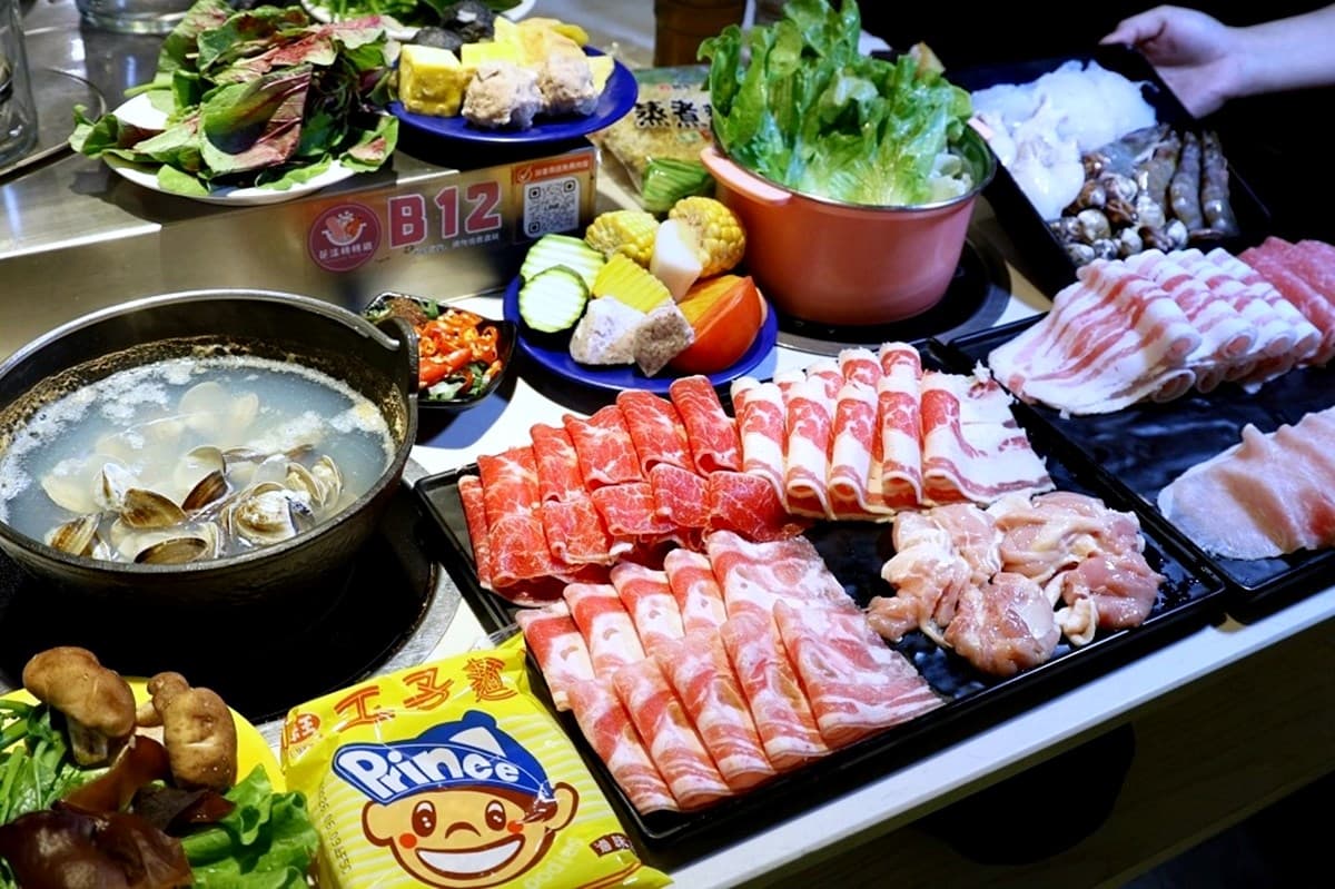 全台首間「草莓糖葫蘆」吃到飽!299元起火鍋+60款自助吧暢吃,熟食任夾 全台首間「草莓糖葫蘆」吃到飽!299元起火鍋+60款自助吧暢吃,熟食任夾