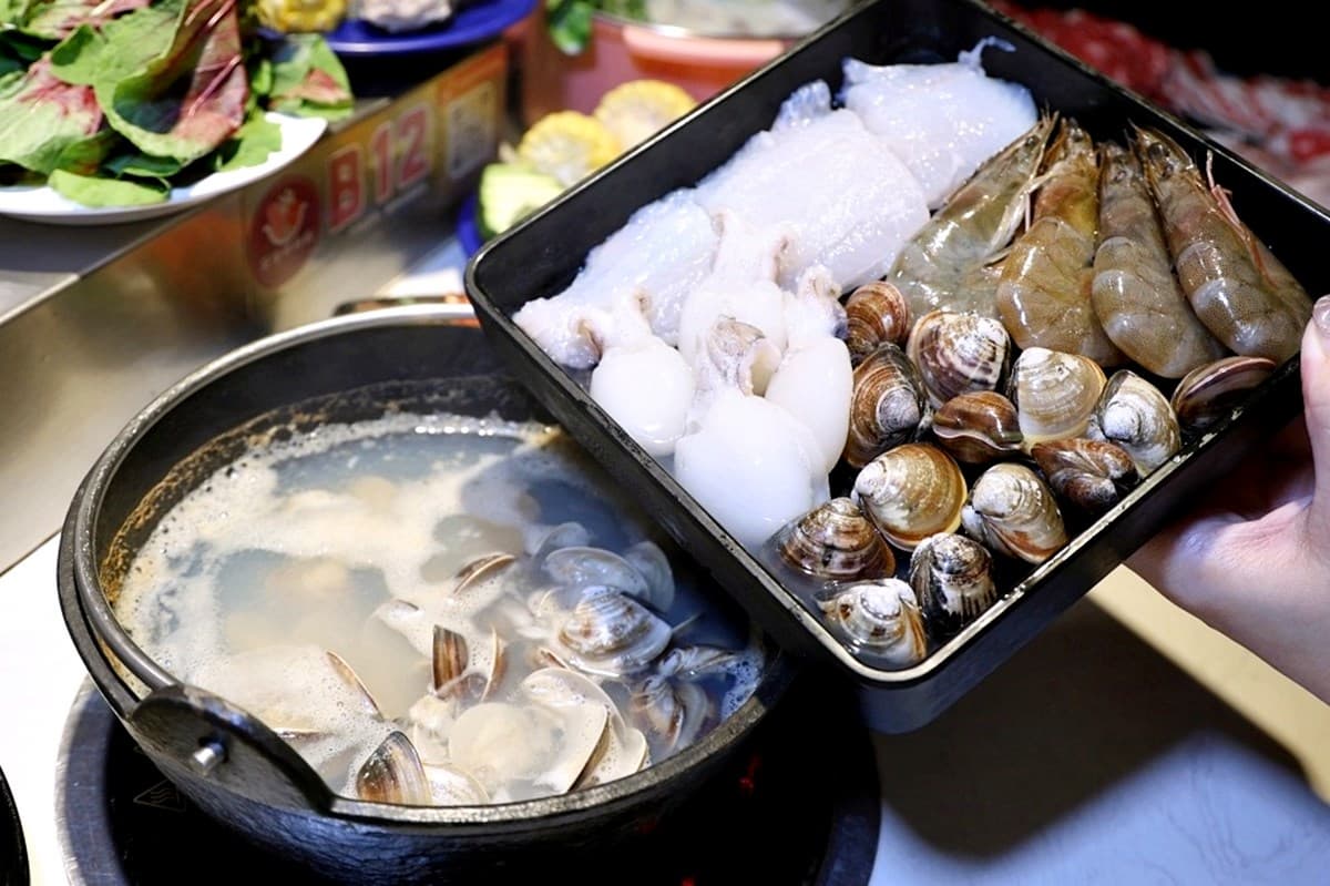 全台首間「草莓糖葫蘆」吃到飽!299元起火鍋+60款自助吧暢吃,熟食任夾 全台首間「草莓糖葫蘆」吃到飽!299元起火鍋+60款自助吧暢吃,熟食任夾