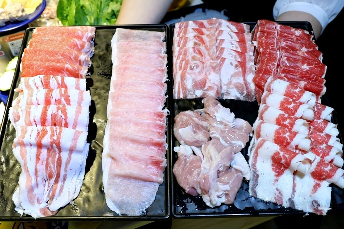 全台首間「草莓糖葫蘆」吃到飽!299元起火鍋+60款自助吧暢吃,熟食任夾 全台首間「草莓糖葫蘆」吃到飽!299元起火鍋+60款自助吧暢吃,熟食任夾
