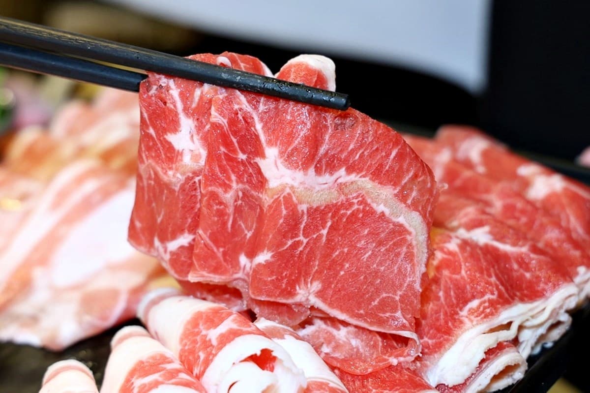全台首間「草莓糖葫蘆」吃到飽!299元起火鍋+60款自助吧暢吃,熟食任夾 全台首間「草莓糖葫蘆」吃到飽!299元起火鍋+60款自助吧暢吃,熟食任夾