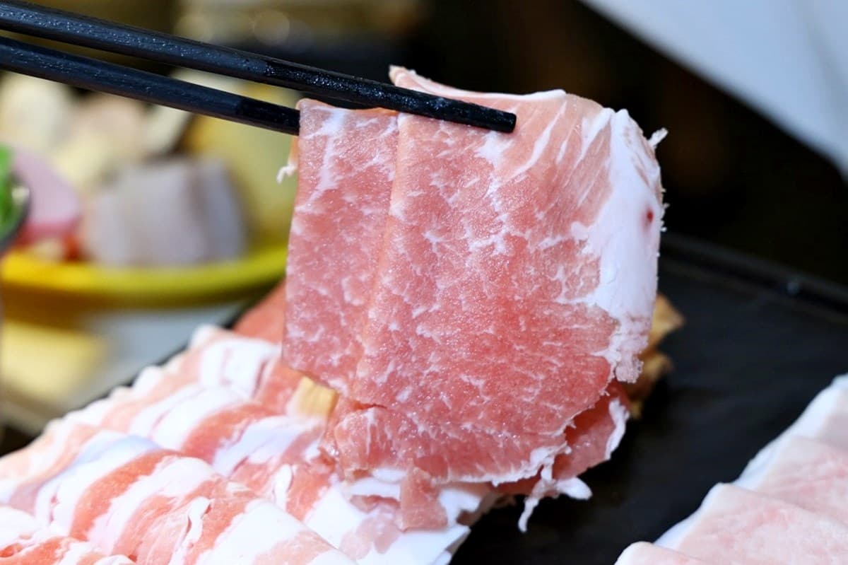 全台首間「草莓糖葫蘆」吃到飽!299元起火鍋+60款自助吧暢吃,熟食任夾 全台首間「草莓糖葫蘆」吃到飽!299元起火鍋+60款自助吧暢吃,熟食任夾