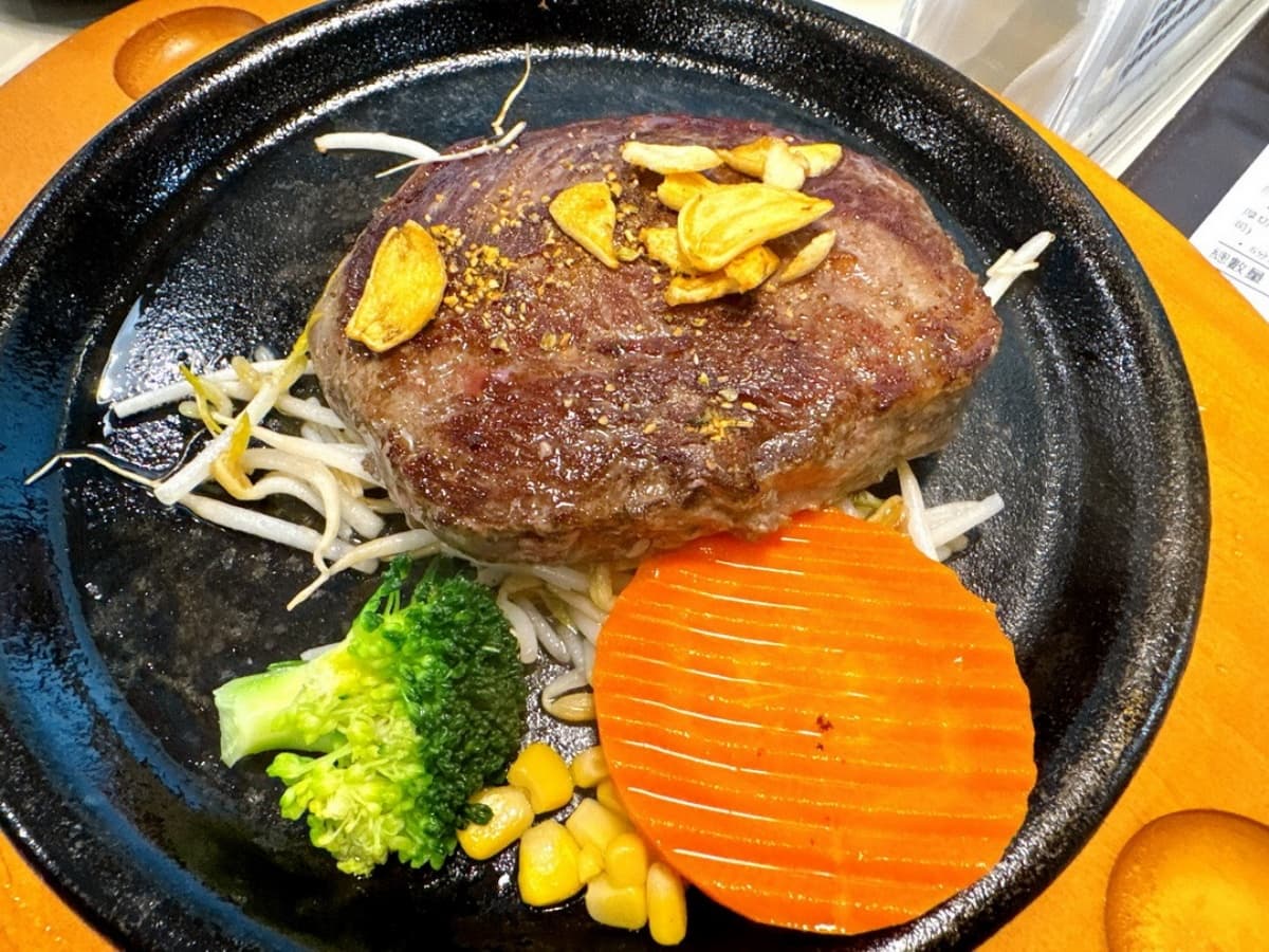 420元排餐+自助吧!在地人大推「高CP值牛排」,熱炒、披薩、麻油雞吃到飽 420元排餐+自助吧!在地人大推「高CP值牛排」,熱炒、披薩、麻油雞吃到飽