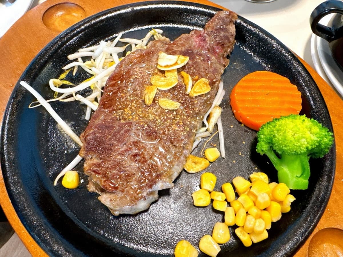 420元排餐+自助吧!在地人大推「高CP值牛排」,熱炒、披薩、麻油雞吃到飽 420元排餐+自助吧!在地人大推「高CP值牛排」,熱炒、披薩、麻油雞吃到飽