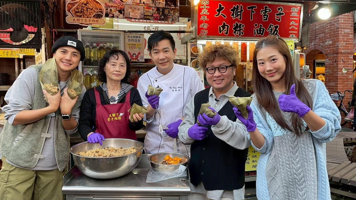 春節特別節目「來去新北吃油飯」! 人氣網紅金針菇、吳秉承、曾子余帶路品嚐庶民美食 春節特別節目「來去新北吃油飯」! 人氣網紅金針菇、吳秉承、曾子余帶路品嚐庶民美食