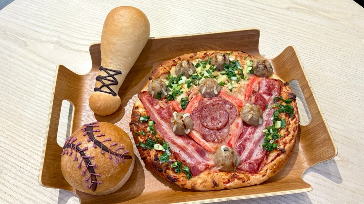 10吋「棒球大披薩」299元!家樂福4門市限定,加碼百款零食+飲料買一送一 10吋「棒球大披薩」299元!家樂福4門市限定,加碼百款零食+飲料買一送一