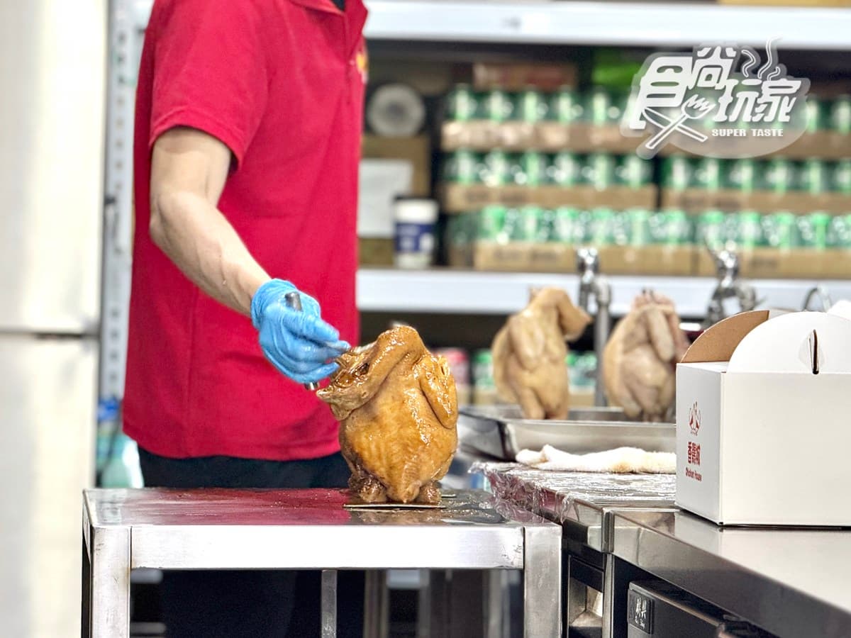手扒雞始祖「香雞城」開幕直擊!限量150份烤雞+菜單搶看,首日爆排4小時 手扒雞始祖「香雞城」開幕直擊!限量150份烤雞+菜單搶看,首日爆排4小時