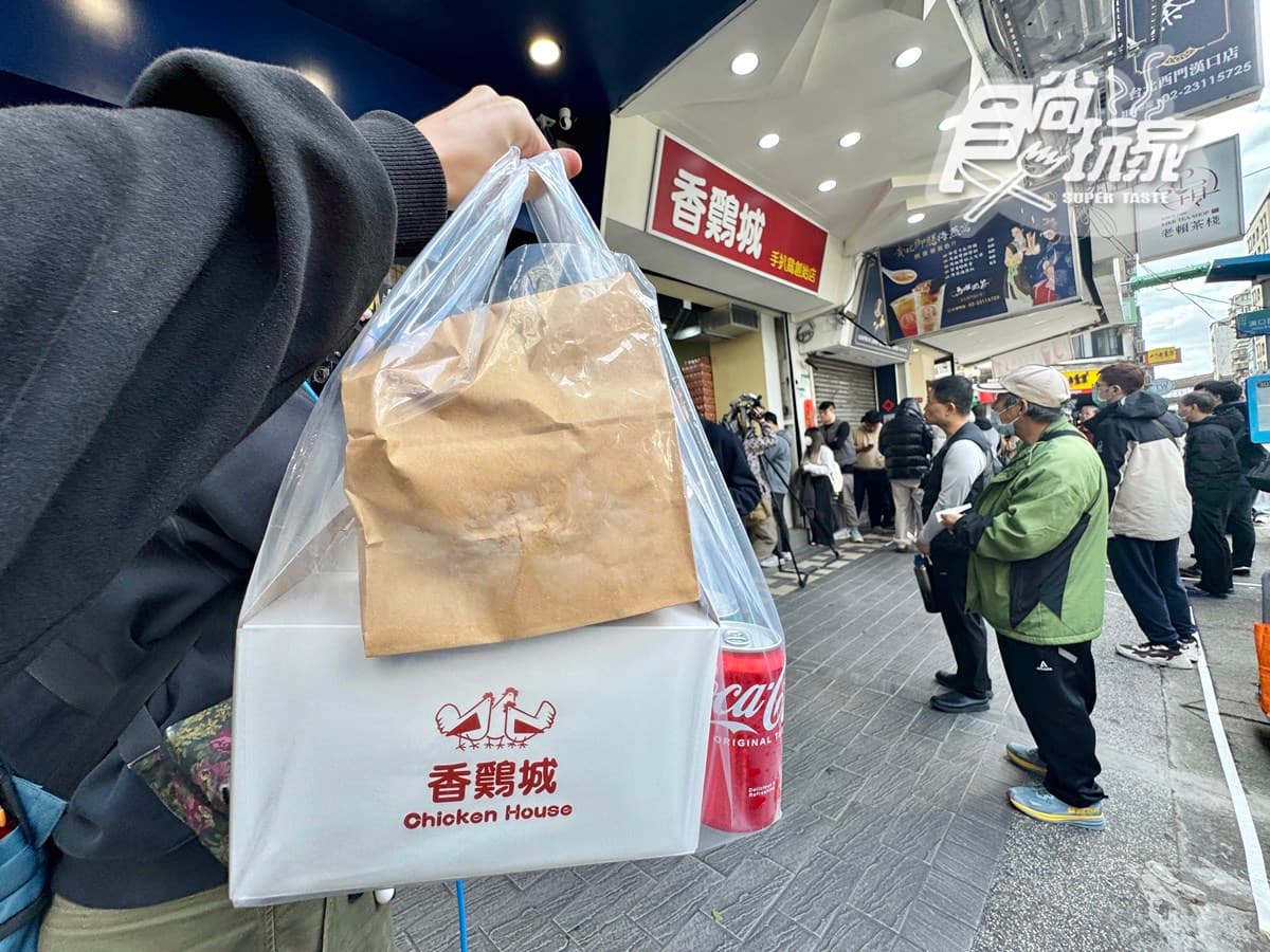 手扒雞始祖「香雞城」開幕直擊!限量150份烤雞+菜單搶看,首日爆排4小時 手扒雞始祖「香雞城」開幕直擊!限量150份烤雞+菜單搶看,首日爆排4小時