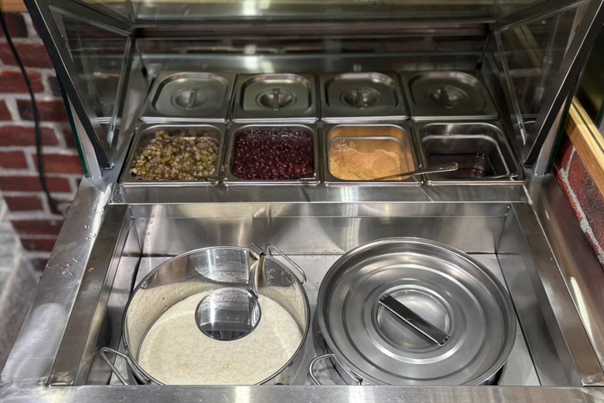 24小時不打烊!170元「平價小火鍋」自助吧、甜點無限享用,全台只有4間 六扇門超狂「三蟹叻沙粉絲煲」!190元爽嗑3大隻蟹,蟹膏雜炊、拌麵吃到飽
