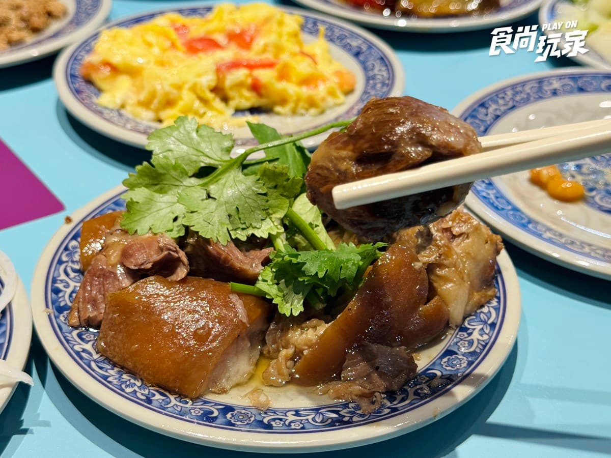 40年老字號「最強清粥小菜」插旗信義!25元起爽嗑家常菜,必點Q嫩紅燒蹄膀 40年老字號「最強清粥小菜」插旗信義!25元起爽嗑家常菜,必點Q嫩紅燒蹄膀