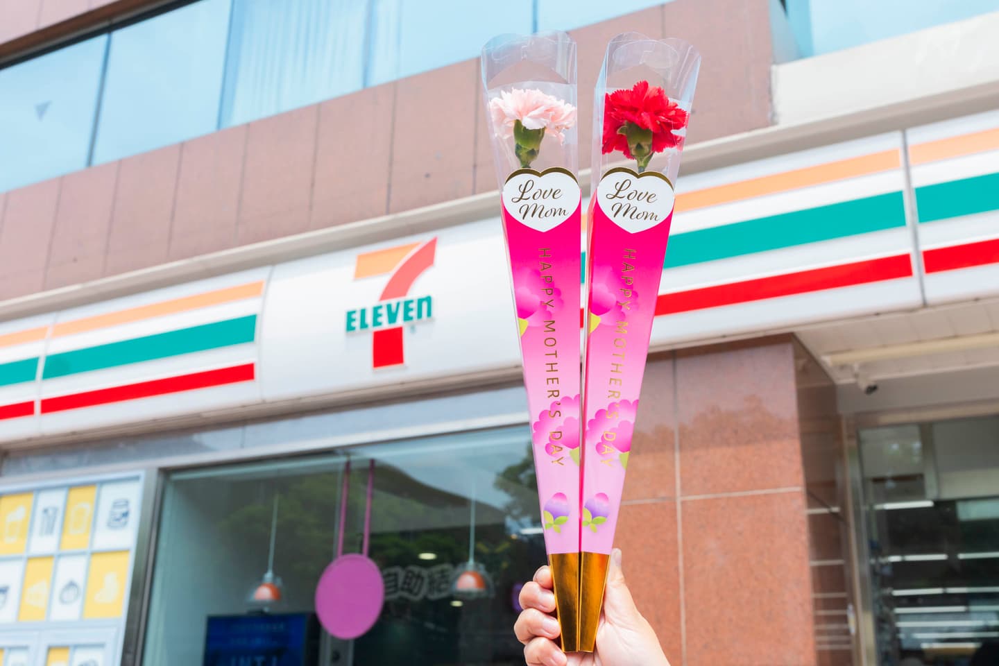 7-11咖啡買2送2、全家霜淇淋2支55元!4超商母親節優惠包,康乃馨開賣 7-11咖啡買2送2、全家霜淇淋2支55元!4超商母親節優惠包,康乃馨開賣