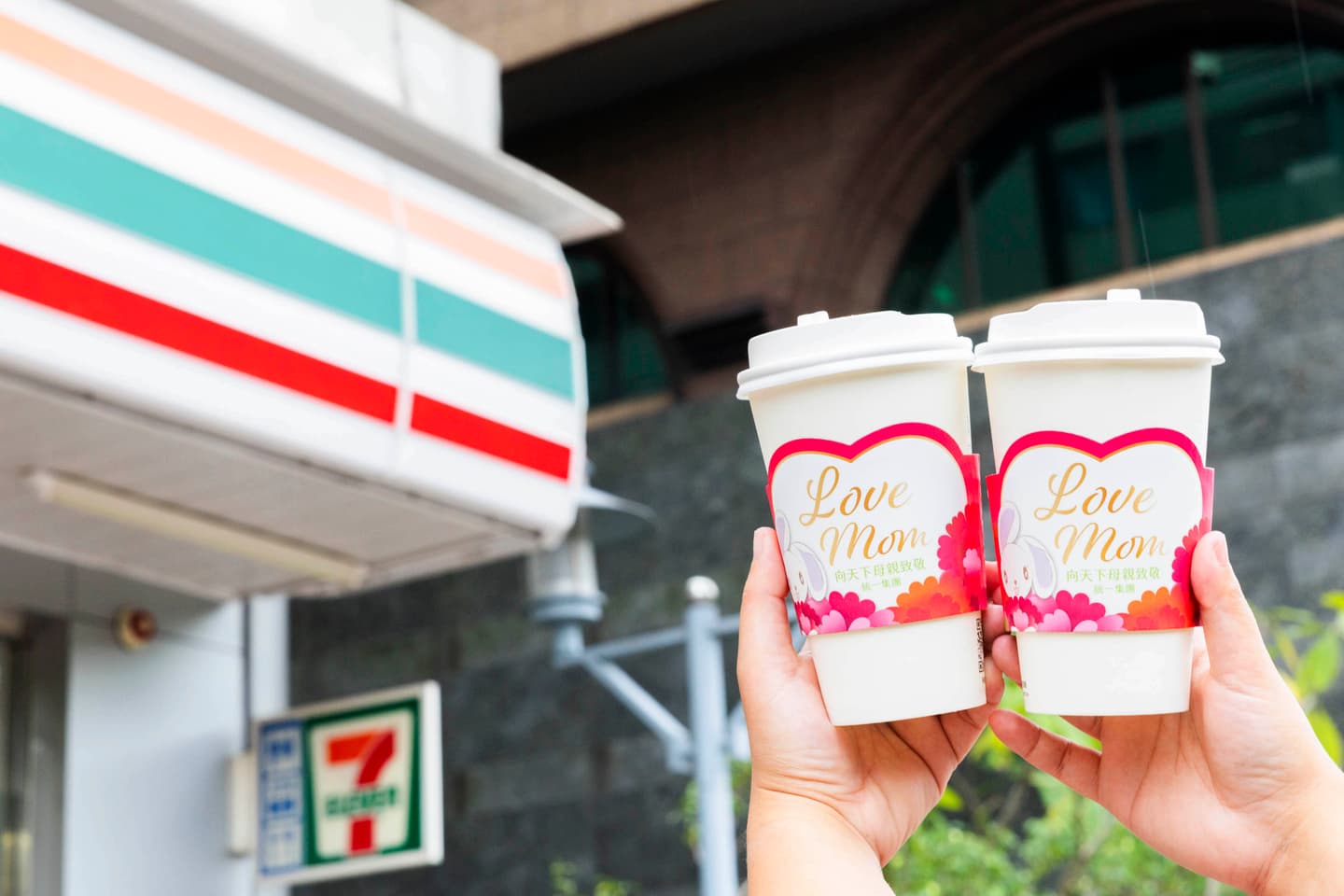 7-11咖啡買2送2、全家霜淇淋2支55元!4超商母親節優惠包,康乃馨開賣 7-11咖啡買2送2、全家霜淇淋2支55元!4超商母親節優惠包,康乃馨開賣