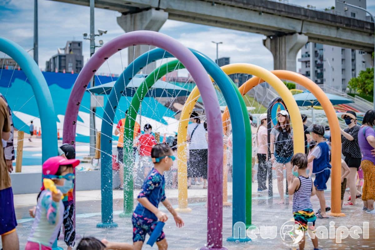 新北免費玩水景點+1!全新「花漾水樂園」這天啟用,緊鄰溜滑梯遊樂場 新北免費玩水景點+1!全新「花漾水樂園」這天啟用,緊鄰溜滑梯遊樂場