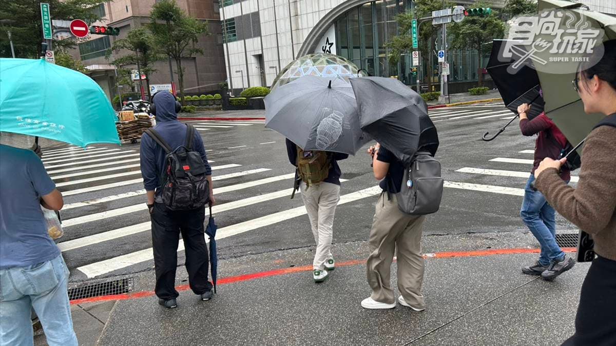 明天停班停課最新通知!「這些地方」已宣布放假,19縣市雨彈狂炸拉警報 明天停班停課最新通知!「這些地方」已宣布放假,19縣市雨彈狂炸拉警報