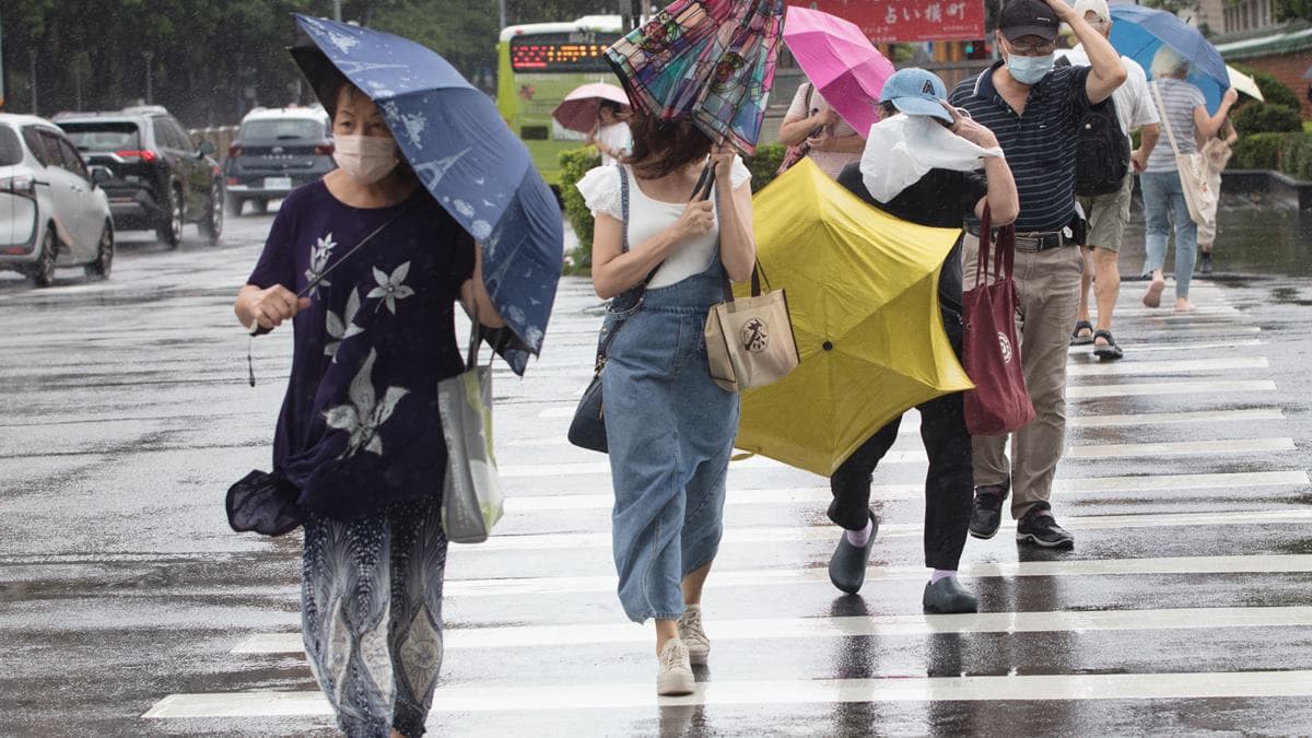 雨還沒下完!全台防雨彈「5縣市已宣布停班停課」,直到這天才轉晴 雨還沒下完!全台防雨彈「5縣市已宣布停班停課」,直到這天才轉晴