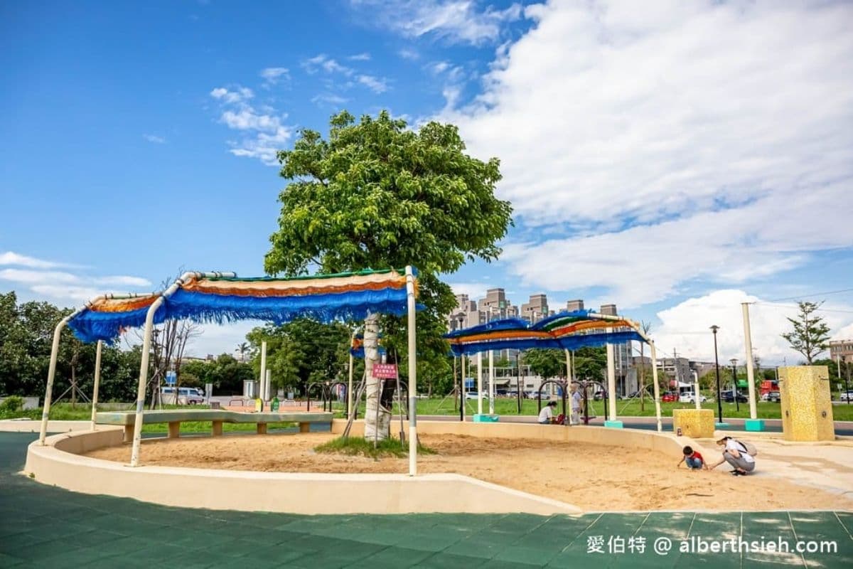 2026全台玩水景點Top33!全新親水公園、野溪祕境、海水浴場,通通免費玩! 全台唯一「火炎山主題」兒童公園!7道彩虹溜滑梯玩到瘋,夏日戲水區開放