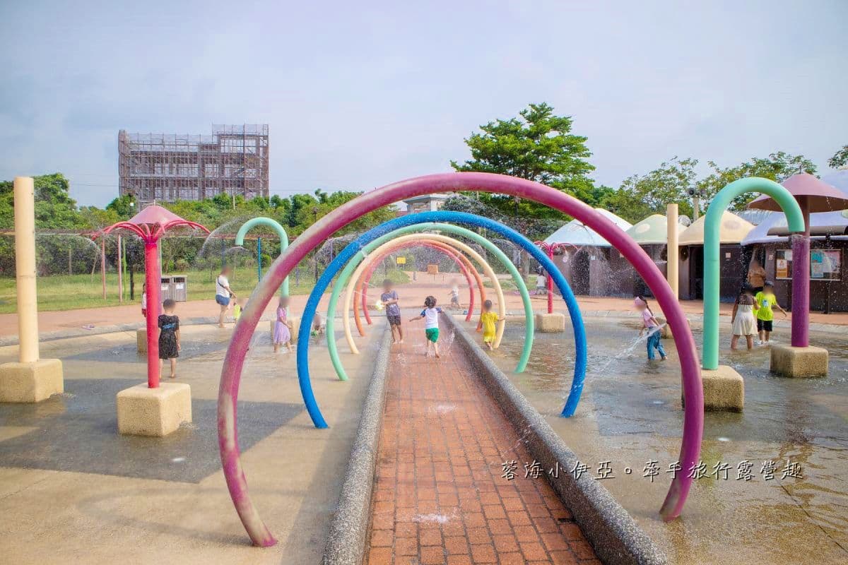 2026全台玩水景點Top33!全新親水公園、野溪祕境、海水浴場,通通免費玩! 全台唯一「火炎山主題」兒童公園!7道彩虹溜滑梯玩到瘋,夏日戲水區開放
