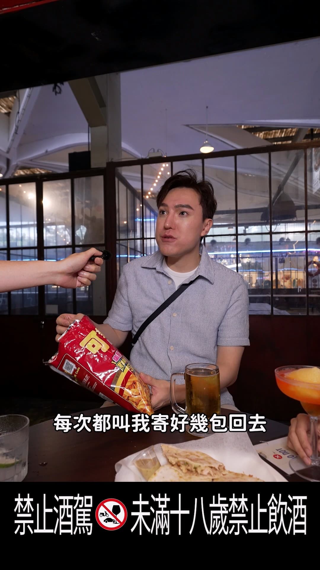台灣人從小吃到大!可樂果街頭實測,外國人吃完狂讚:想帶回國 台灣人從小吃到大!可樂果街頭實測,外國人吃完狂讚:想帶回國