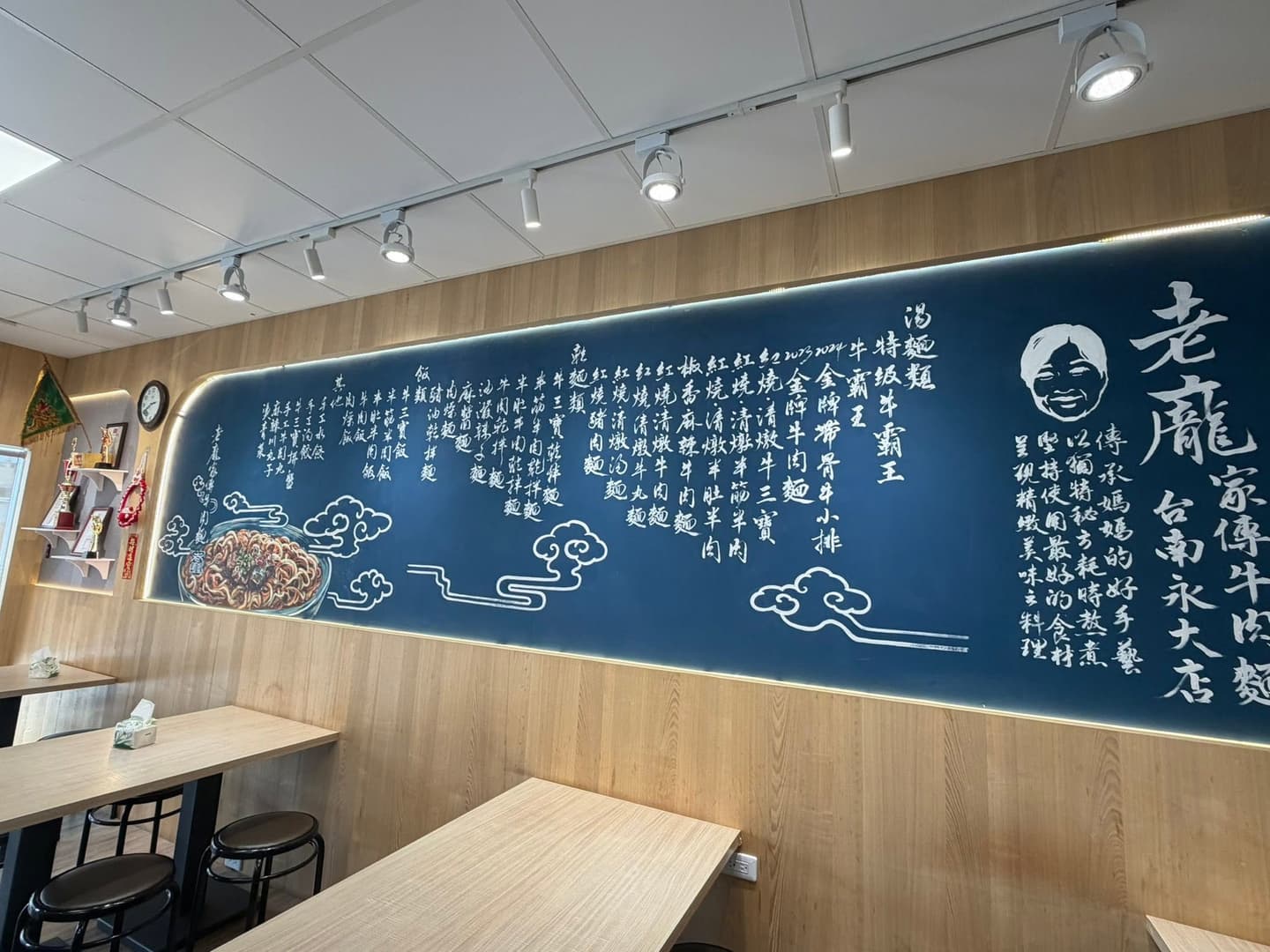 超狂金牌牛肉麵在這!傳承三代老店「帶骨牛小排」超軟嫩,靈魂辣油也必加 超狂金牌牛肉麵在這!傳承三代老店「帶骨牛小排」超軟嫩,靈魂辣油也必加