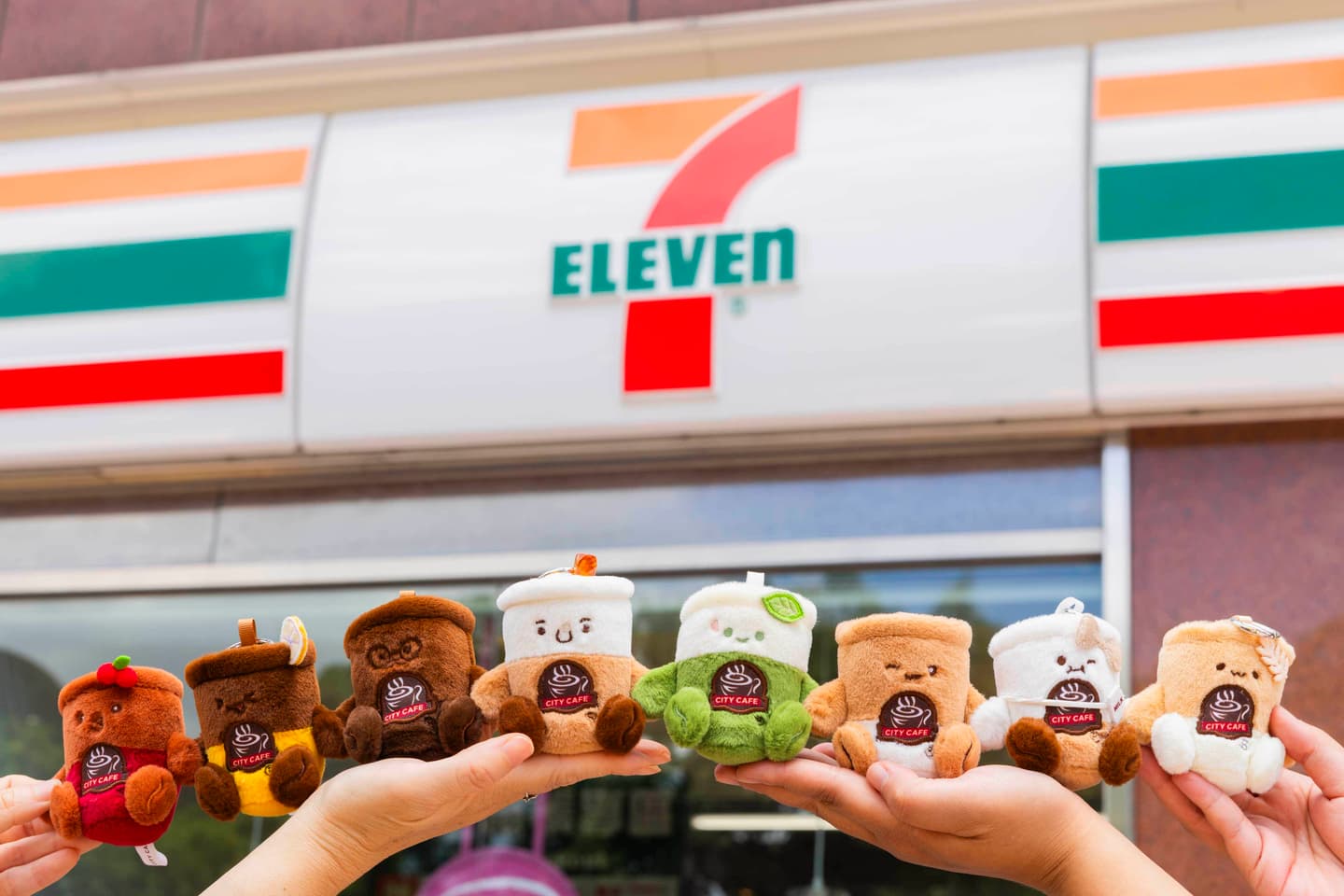 小七「CITY CAFE飲品娃娃」可愛登場!8款磁鐵吊飾盲抽,全家推「咖啡Q凍拿鐵」 小七「CITY CAFE飲品娃娃」可愛登場!8款磁鐵吊飾盲抽,全家推「咖啡Q凍拿鐵」