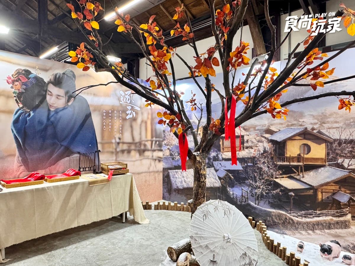 《逐玉》全球首間快閃店免費逛!180坪重現西固巷,張凌赫親簽、必買周邊開箱 《逐玉》全球首間快閃店免費逛!180坪重現西固巷,張凌赫親簽、必買周邊開箱