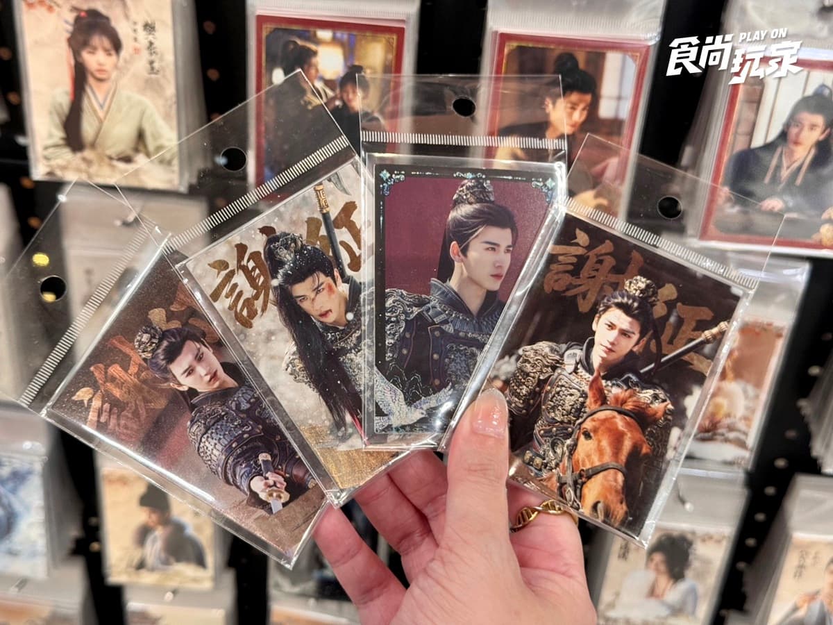 《逐玉》全球首間快閃店免費逛!180坪重現西固巷,張凌赫親簽、必買周邊開箱 《逐玉》全球首間快閃店免費逛!180坪重現西固巷,張凌赫親簽、必買周邊開箱