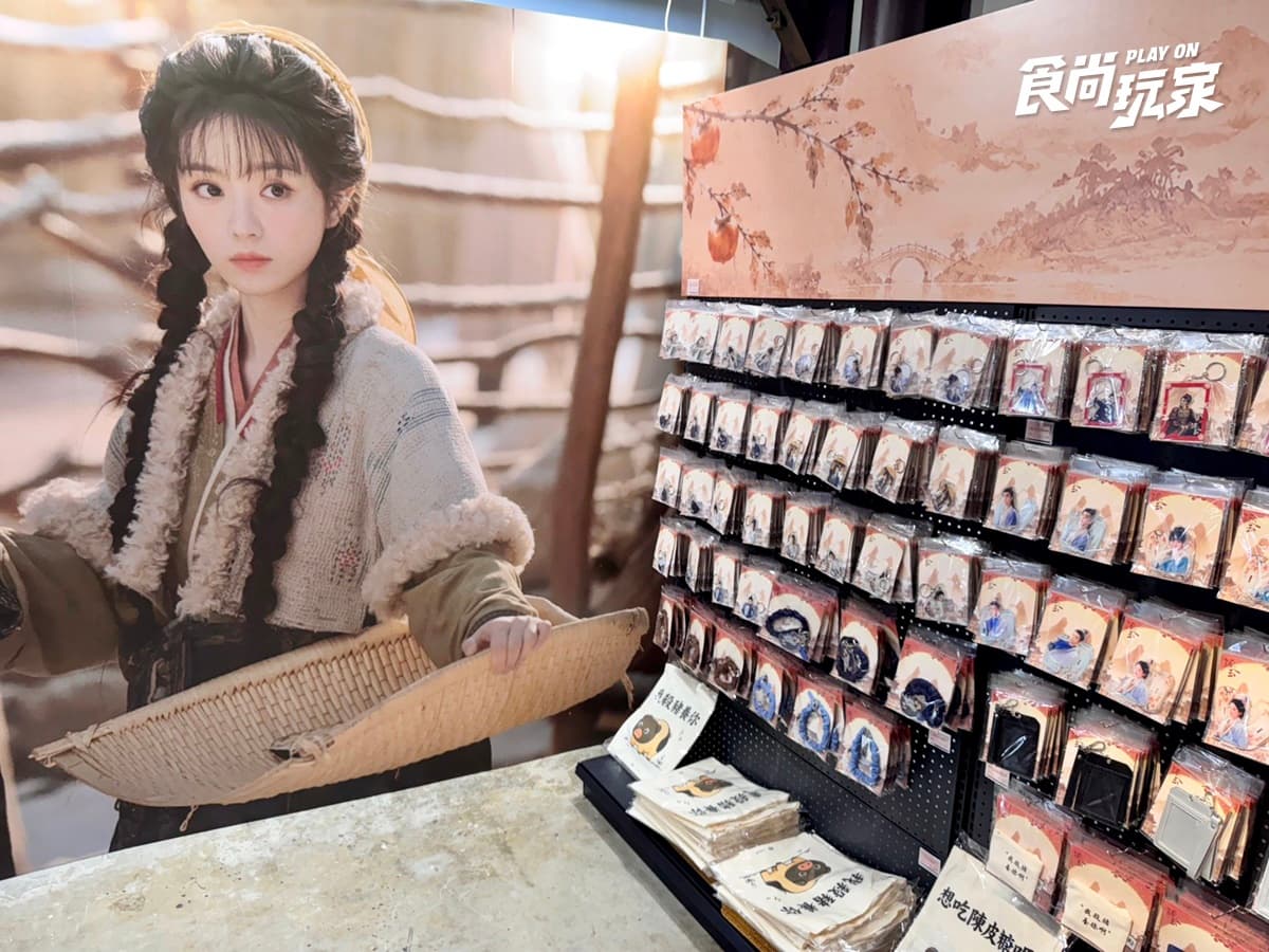 《逐玉》全球首間快閃店免費逛!180坪重現西固巷,張凌赫親簽、必買周邊開箱 《逐玉》全球首間快閃店免費逛!180坪重現西固巷,張凌赫親簽、必買周邊開箱