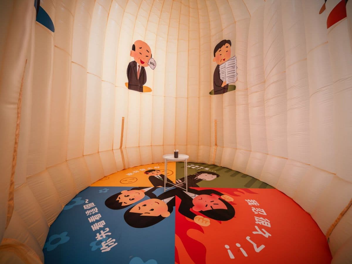 翻桌、揍老闆在這都合法!全台最療癒「社畜日常展」免費逛,還有撿鈔票挑戰 翻桌、揍老闆在這都合法!全台最療癒「社畜日常展」免費逛,還有撿鈔票挑戰