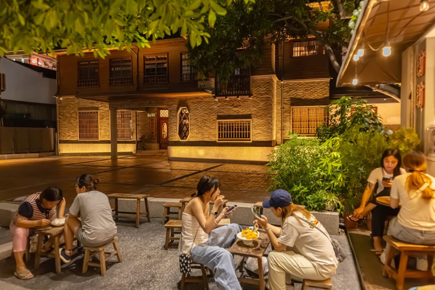 台南夜景升級!點亮8處古蹟,七夕出現「巨型紅線」、月老廟互動裝置必玩 台南夜景升級!點亮8處古蹟,七夕出現「巨型紅線」、月老廟互動裝置必玩