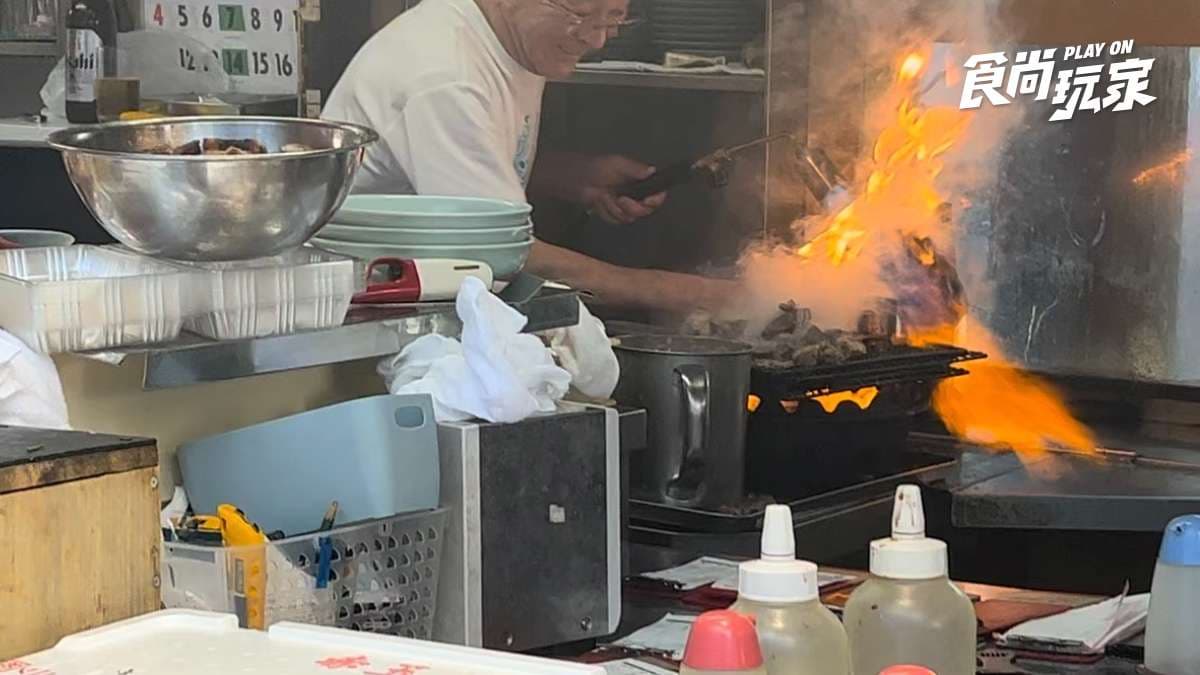 日本人氣「玩火」美食!大阪爺爺徒手炒魚肉、京都近距離看拉麵噴火 日本人氣「玩火」美食!大阪爺爺徒手炒魚肉、京都近距離看拉麵噴火