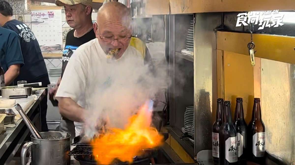 日本人氣「玩火」美食!大阪爺爺徒手炒魚肉、京都近距離看拉麵噴火 日本人氣「玩火」美食!大阪爺爺徒手炒魚肉、京都近距離看拉麵噴火
